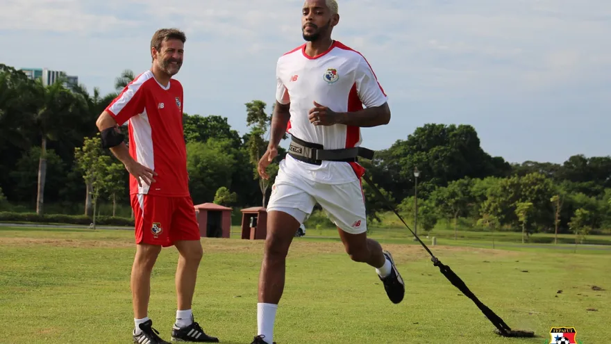 Thomas Christiansen observa el trabajo de el mello Ariano