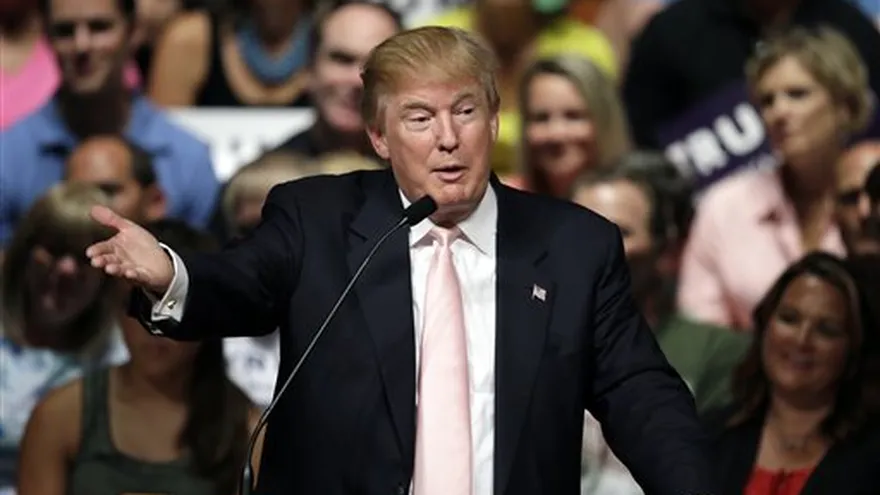 En esta foto del 25 de julio del 2015, el aspirante a la candidatura presidencial republicana Donald Trump habla en Oskaloosa, Iowa.