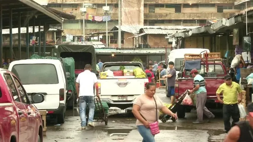 Decomisan mercancía a vendedores del mercado de Abastos