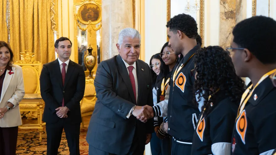 Presidente Mulino junto a los finalistas del Concurso Nacional de Oratoria 2025