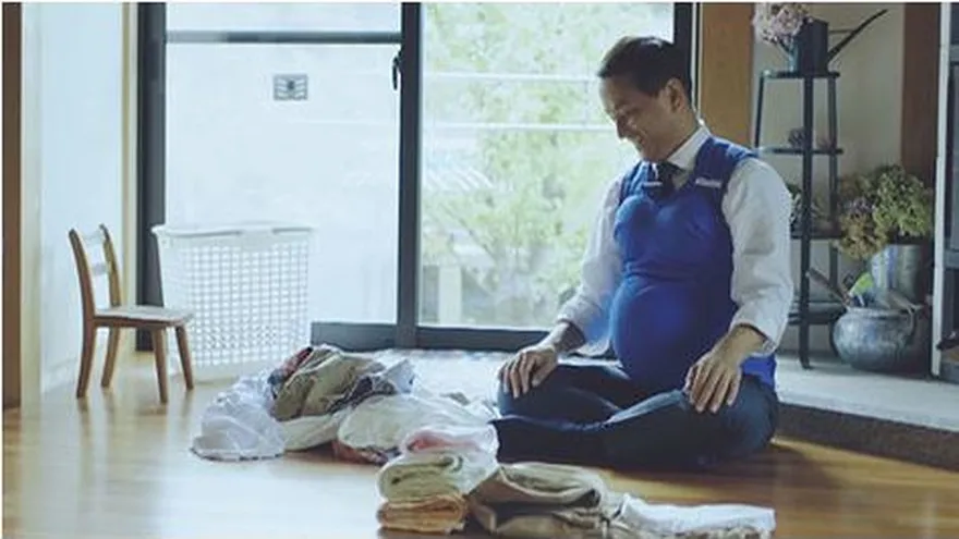 Una campaña en donde los políticos japonenes aparecen embarazados, busca que los hombres ayuden en las labores domésticas.