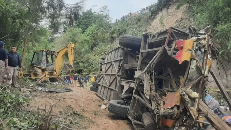Bus repleto de pasajeros se desploma por un barranco y deja al menos 27 muertos