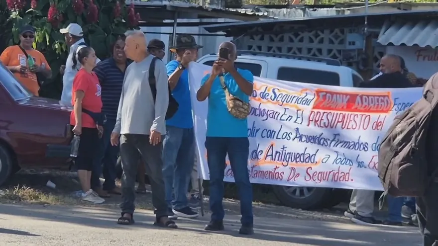 Policías en reserva bloquean por 10 minutos la vía en Divisa para exigir pago de prima de antigüedad