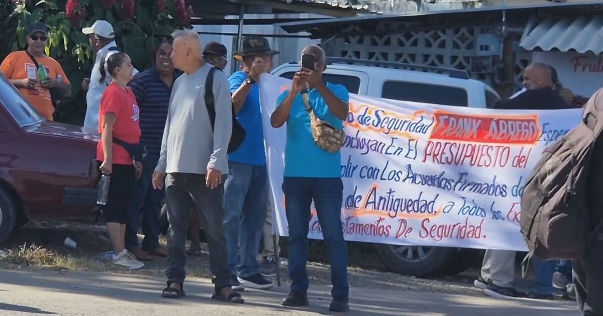 ¡Policías Bloquean Carretera! Exigen Pago Urgente