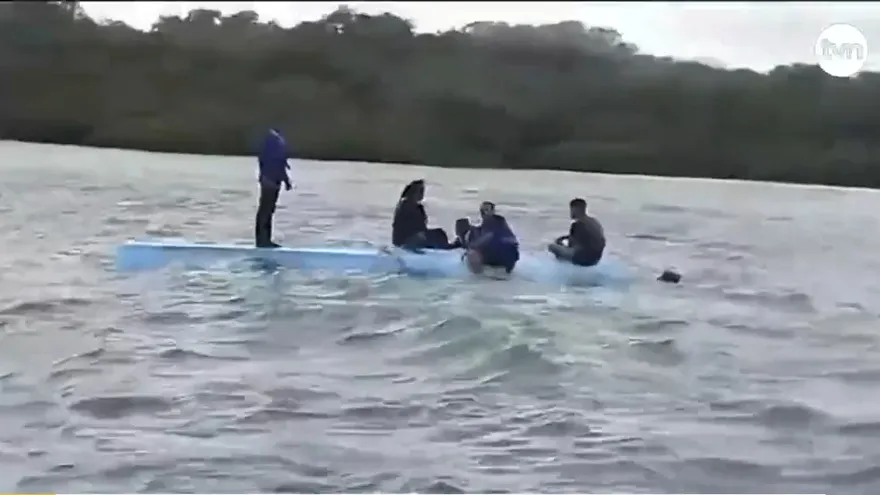 Rescatan a 5 tripulantes en la costa de Colón