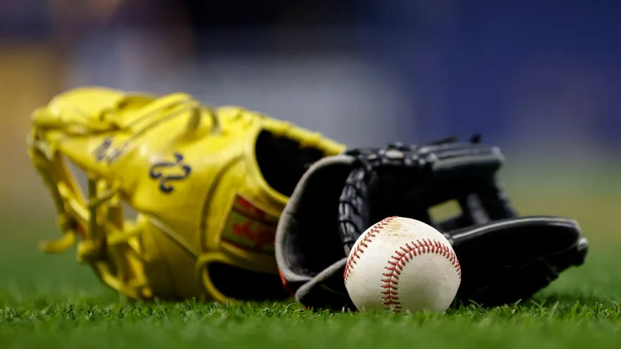 Guantes y pelota de béisbol