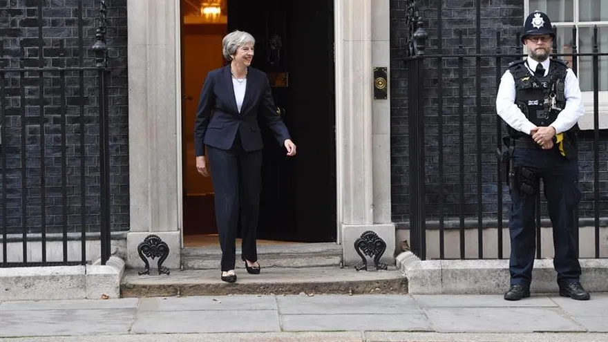 La primera ministra británica, Theresa May (i), antes de recibir a su homólogo maltés, Joseph Muscat (no aparece en imagen), a las afueras del número 10 de Downing Street, en Londres, Reino Unido, hoy, 17 de septiembre de 2018.