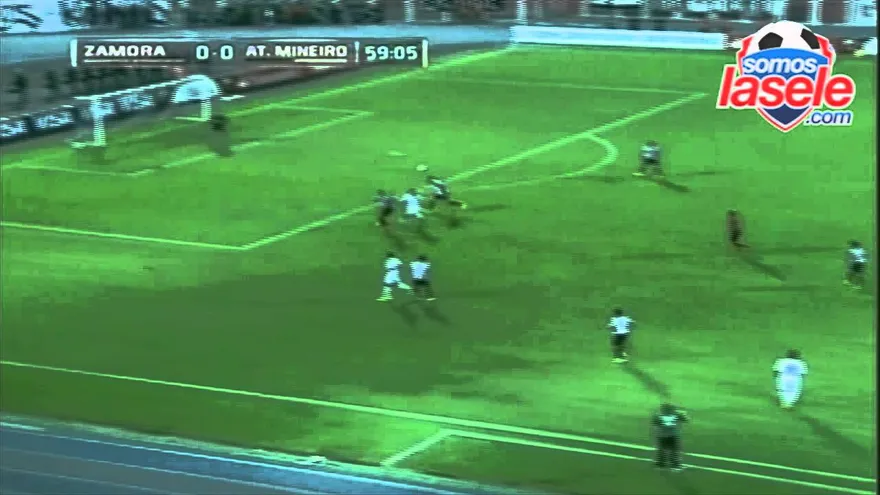 Aquí verás a los panameños Ricardo Clarke y Luis Ovalle (Zamora FC) jugar contra Ronaldinho