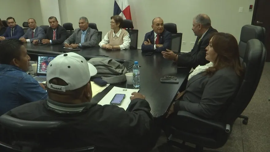 Reunión entre diputados y sindicalistas bananeros.