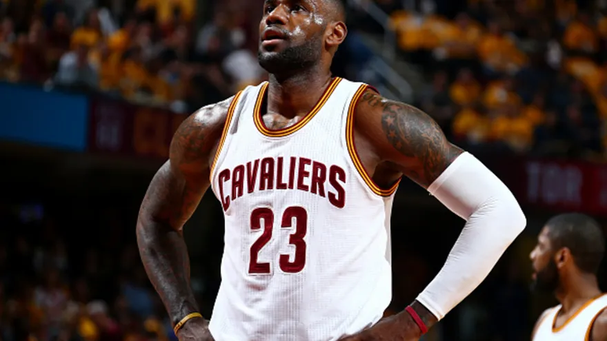 Los Cavaliers, guiados por James, pasan por encima de los Raptors