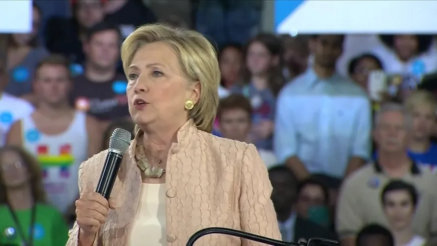 Clinton, despreocupada tras cambios en campaña de Trump