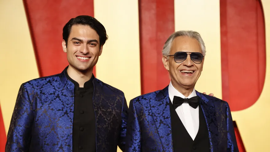 El tenor italiano Andrea Bocelli (derecha) y su hijo el cantante Matteo Bocellia (izquierda)