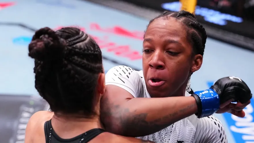 Joselyne Edwards (d) durante su combate ante Norma Dumont