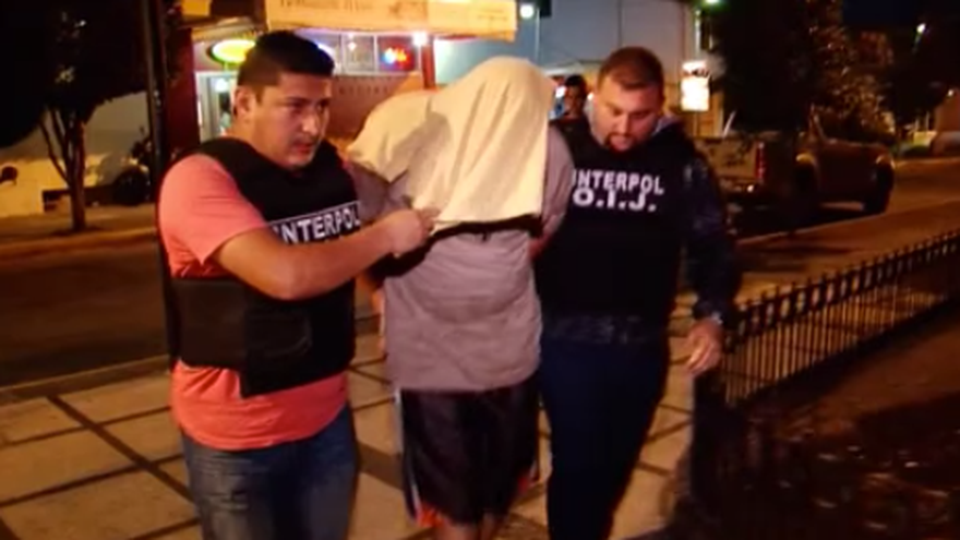 Agentes de Interpol Costa Rica llevan a Roberto Moreno Grajales (c), detenido en ese país ayer, martes 6 de marzo de 2018.