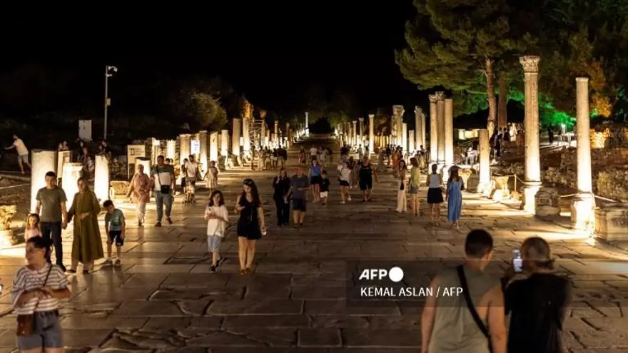 Personas contemplan el patrimonio en una zona de Turkía