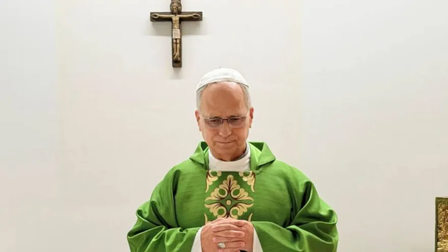El papa León XIV oficia la misa frente a un altar improvisado en una habitación del décimo piso del hospital Gemelli de Roma.