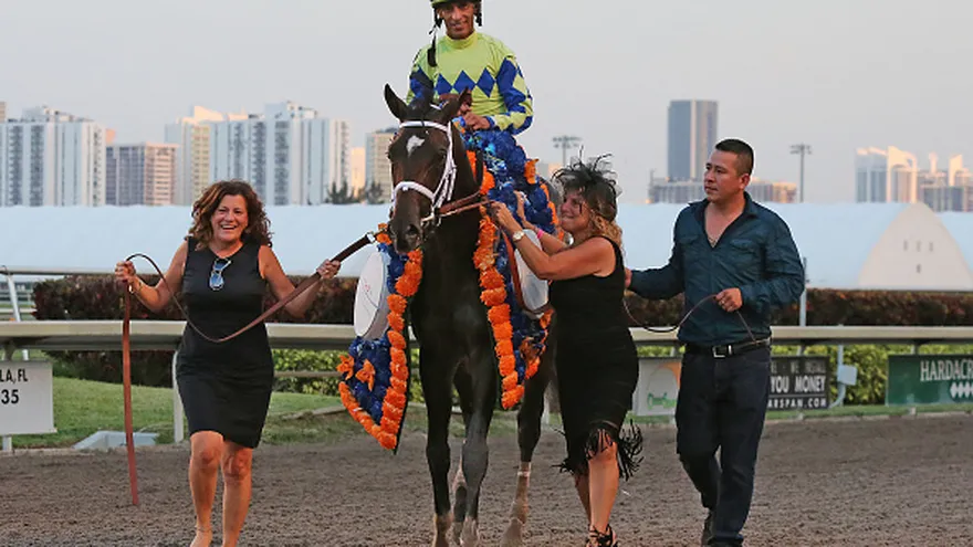 Always Dreaming  con la corona de flores  de la versión 143 del Derby de Kentucky