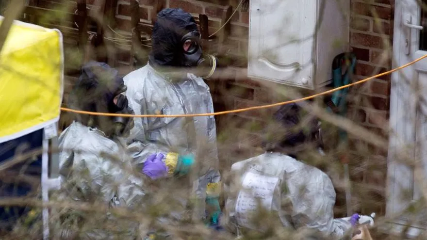 Efectivos de seguridad trabajan en el jardín de la casa donde el exespía ruso Serguéi Skripal vivió en Salisbury Wiltshire, Reino Unido, el 22 de marzo del 2018.