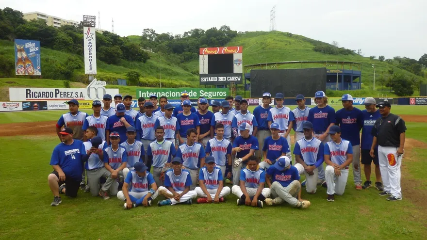 Jugadores Preselección panameña  Sub-14 y del equipo Score Federation posan juntos