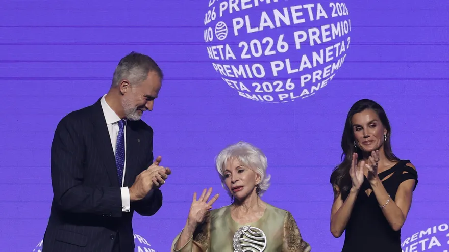 La escritora chilena Isabel Allende (C), ganadora del Premio Planeta 2026 de España, saluda tras recibir el trofeo de manos del rey Felipe VI (I) y la reina Letizia durante la ceremonia de la 75ª edición del premio "Premio Planeta" en el centro de convenciones Fira de Barcelona, el 15 de octubre de 2026.