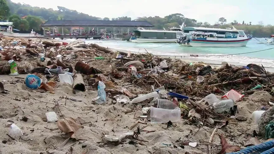 Bali lanza una batalla contra la invasión del plástico