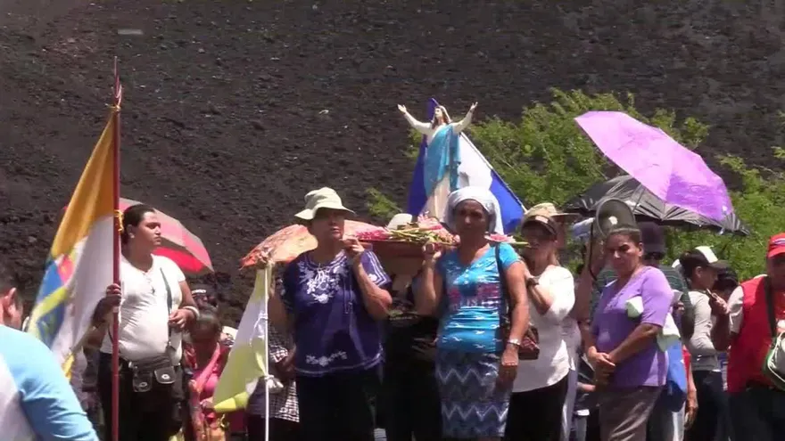 Nicaragüenses de León piden por la paz y justicia del país a Virgen de la Asunción