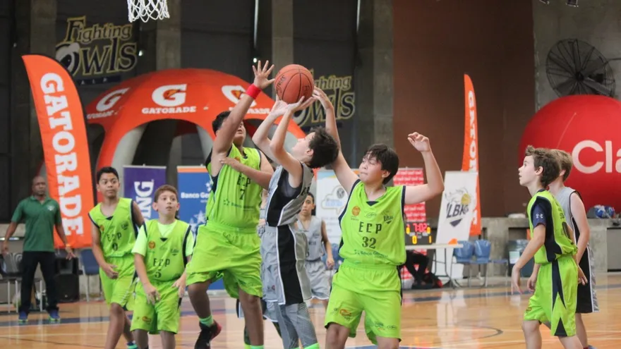 Acción del baloncesto Kiwanis, categoría U12 masculina