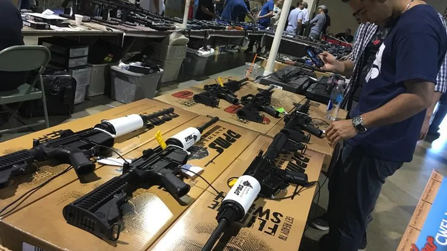 Hasta un 92 % de los miembros de la Asociación Nacional del Rifle (NRA, por su sigla en inglés) asegura que tener un arma de fuego es "esencial" para su libertad personal, mientras que este número desciende al 70 % entre los que no pertenecen a la organización.