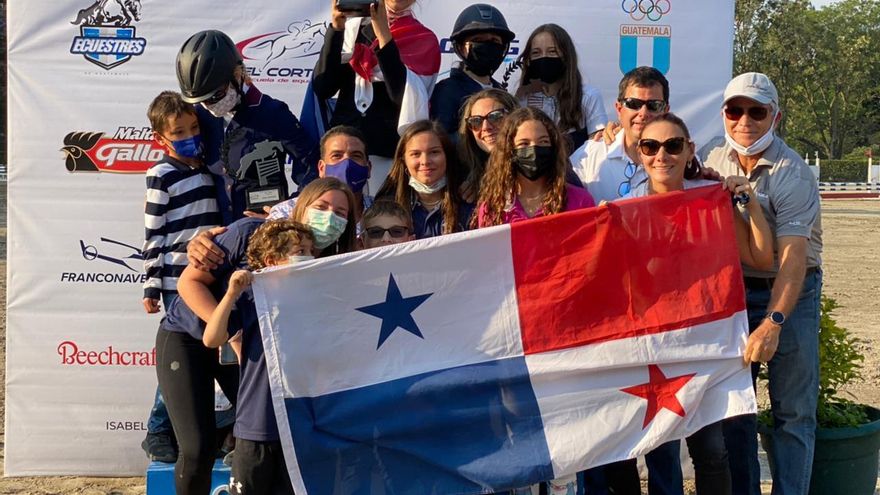 La jinete Alessa Ortiz ondea la bandera de Panamá en alto en Guatemala