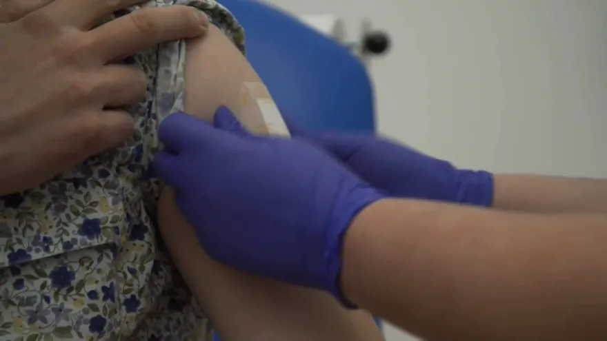 Vacuna contra covid-19 de AstraZeneca/Oxford demuestra eficacia de 70%