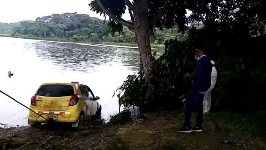 Hallan vehículo que cayó en lago de Miraflores la semana pasada. Foto/TVN Noticias