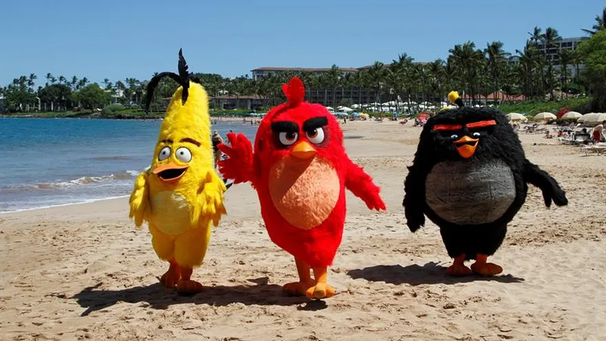 el explosivo Bomb, Red, -el popular pájaro rojo- y el veloz Chuck, protagonistas de la próxima apuesta de Sony Pictures , "The Angry Birds Movie", presentada en Maui (Hawai).