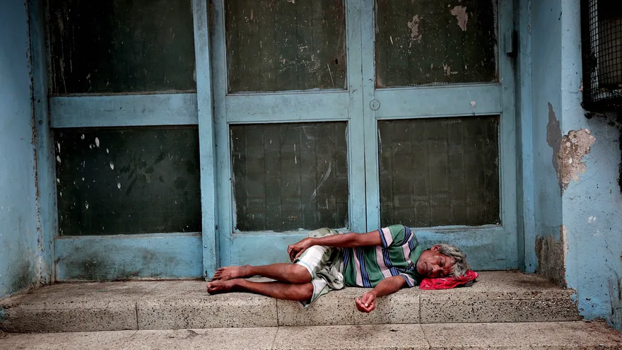 Un paciente descansa cerca de un centro médico en Calcuta, India, este lunes, donde continúa, por séptimo día consecutivo, la huelga de médicos