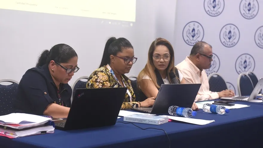 Comisión Verificaro en la recepción de propuestas de la licitación de insumos médicos.