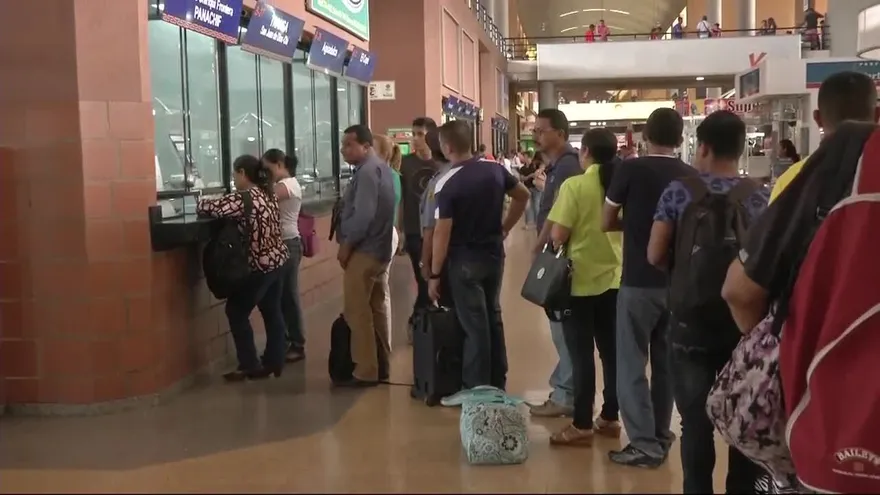 Personas inician traslado hacia el interior del país por Semana Santa