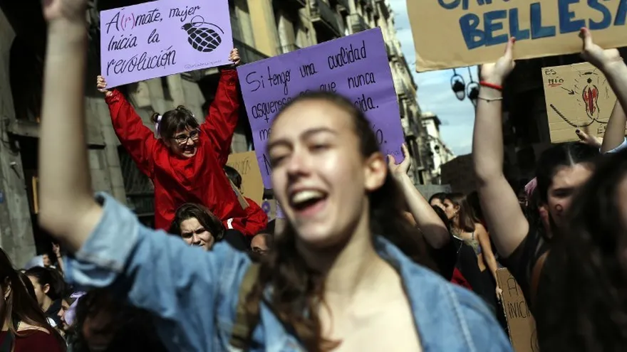 En España una huelga general en favor de los derechos de las mujeres en el Día Internacional de la Mujer.
