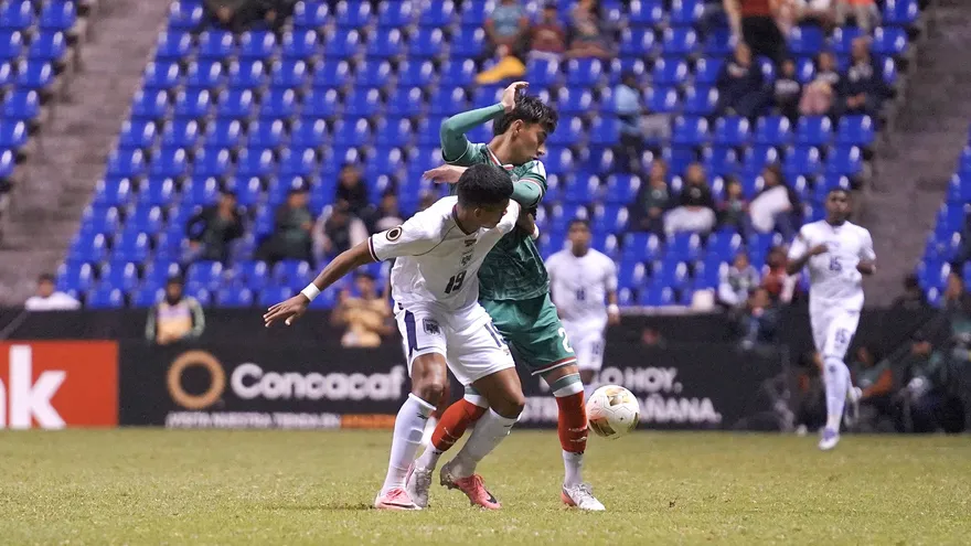 Acción del partido de cuartos de final del Premundial Sub-20 entre Panamá y México
