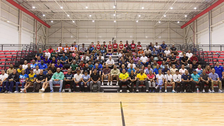 Profesores y entrenadores de baloncesto en Panamá participan en programa de capacitación