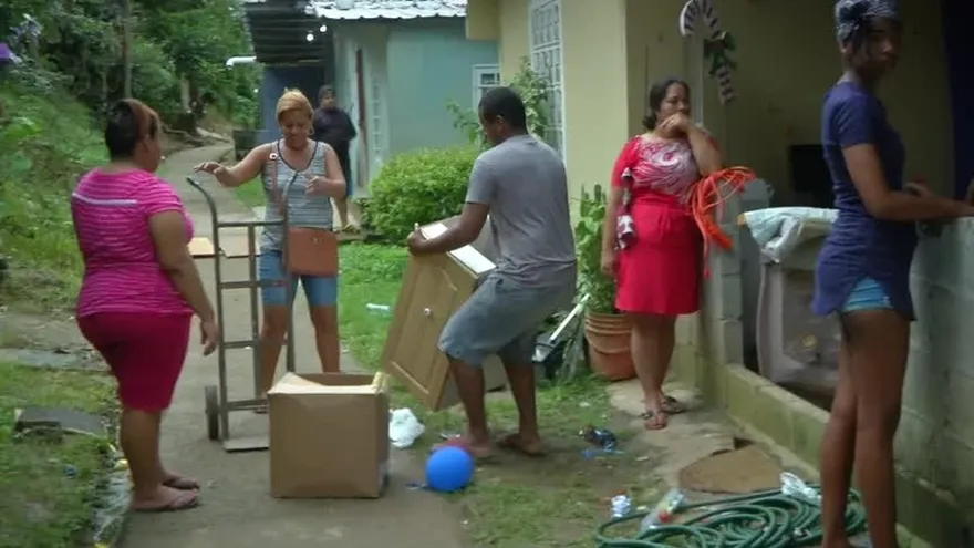 Desalojan a una familia en Torrijos Carter por temor a deslaves