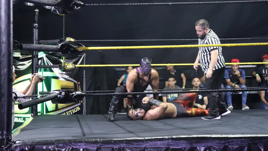 King SheMc (enmascarado) durante su lucha contra Karcamo