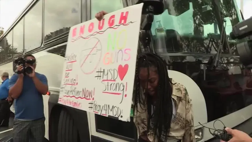 Campaña juvenil contra armas en EE.UU. apunta a políticos al iniciar marchas