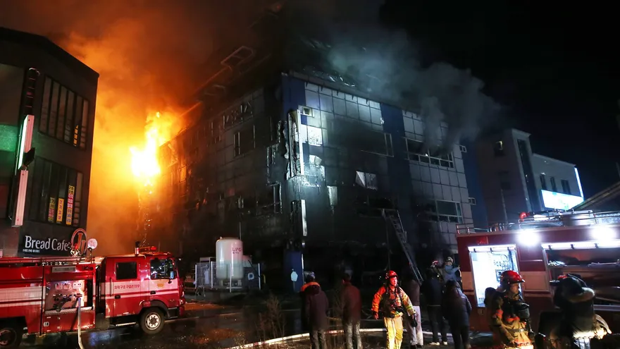Efectivos de los bomberos trabajan en la extinción de un fuego en un centro deportivo en Jecheon (Corea del Sur) este 21 de diciembre