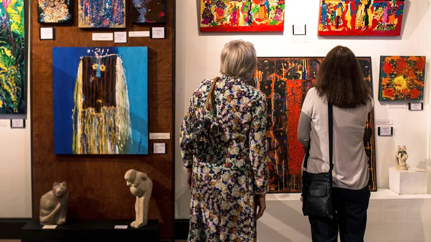 Dos mujeres observan varias de las obras de la muestra "Mujeres pioneras de las artes", inaugurada hoy en la Galería de Nairobi hasta el próximo 8 de diciembre.