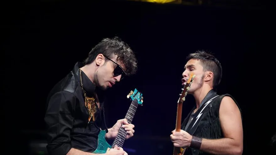 Los integrantes de la banda argentina Illya Kuryaki and the Valderramas, Emmanuel Horvilleur (d), Dante Spinetta (i).