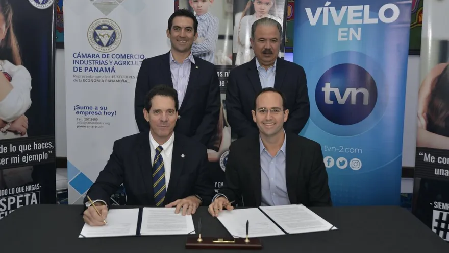 Jorge García Icaza, presidente de la CCIAP (i) y Luis Mouynes, Gerente General de TVN Media (d) firma una alianza para promover valores cívicos y morales.