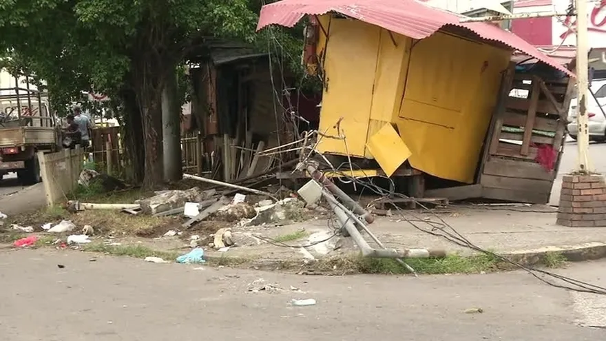 Auto se choca con puesto de venta en La Gran Estación