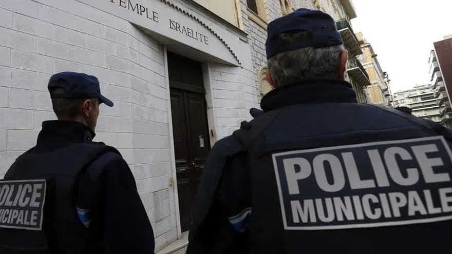 Dos policías municipales vigilan el acceso a una sinagoga en Niza (Francia).