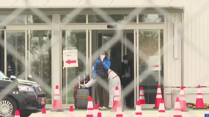 Pasajeros del crucero Diamond Princess desembarcan tras cuarentena en Japón