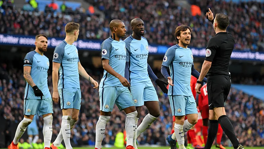 Jugadores del Mánchester City discuten con el árbitro Michael Oliver