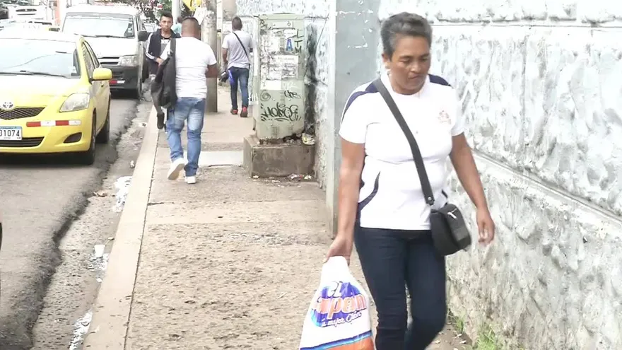 Peatones denuncian falta de aceras en Ciudad de Panamá